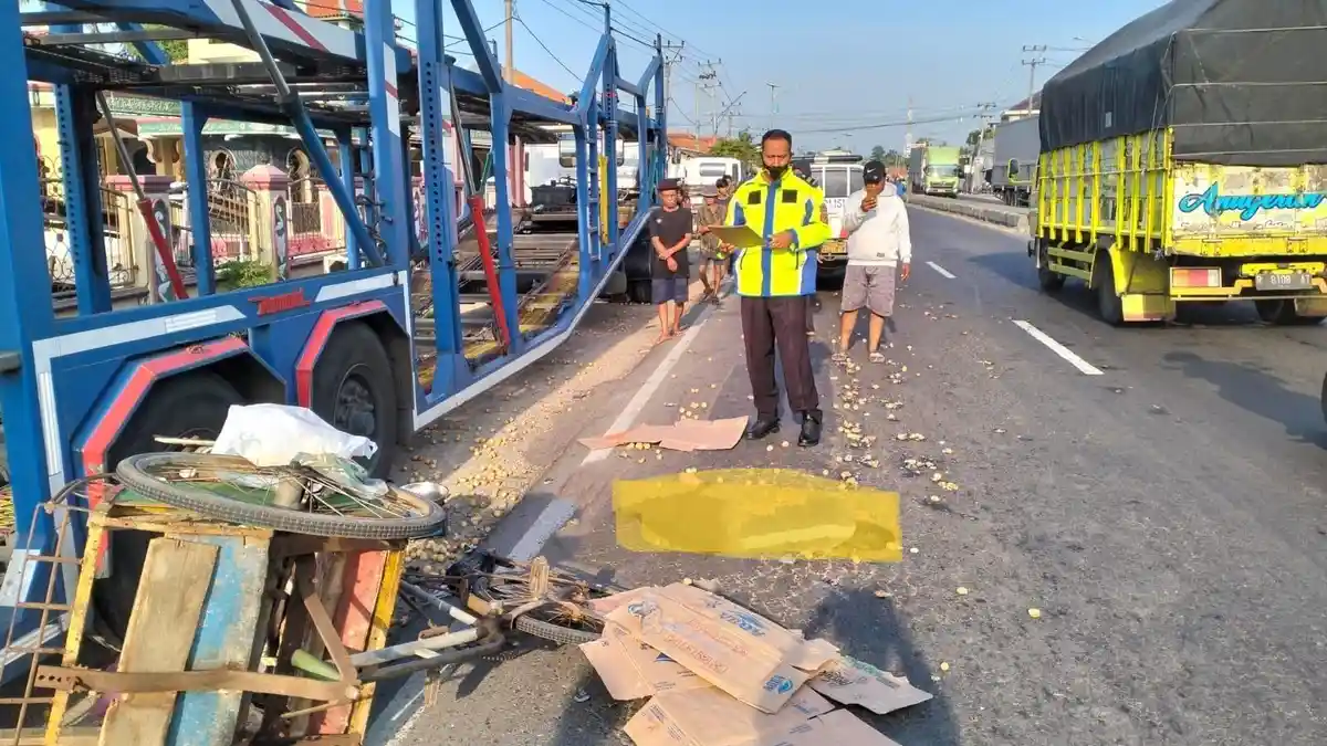 BREAKING NEWS: Kecelakaan di Jalur Pantura Indramayu, Tukang Becak Tewas Tertabrak Truk Trailer