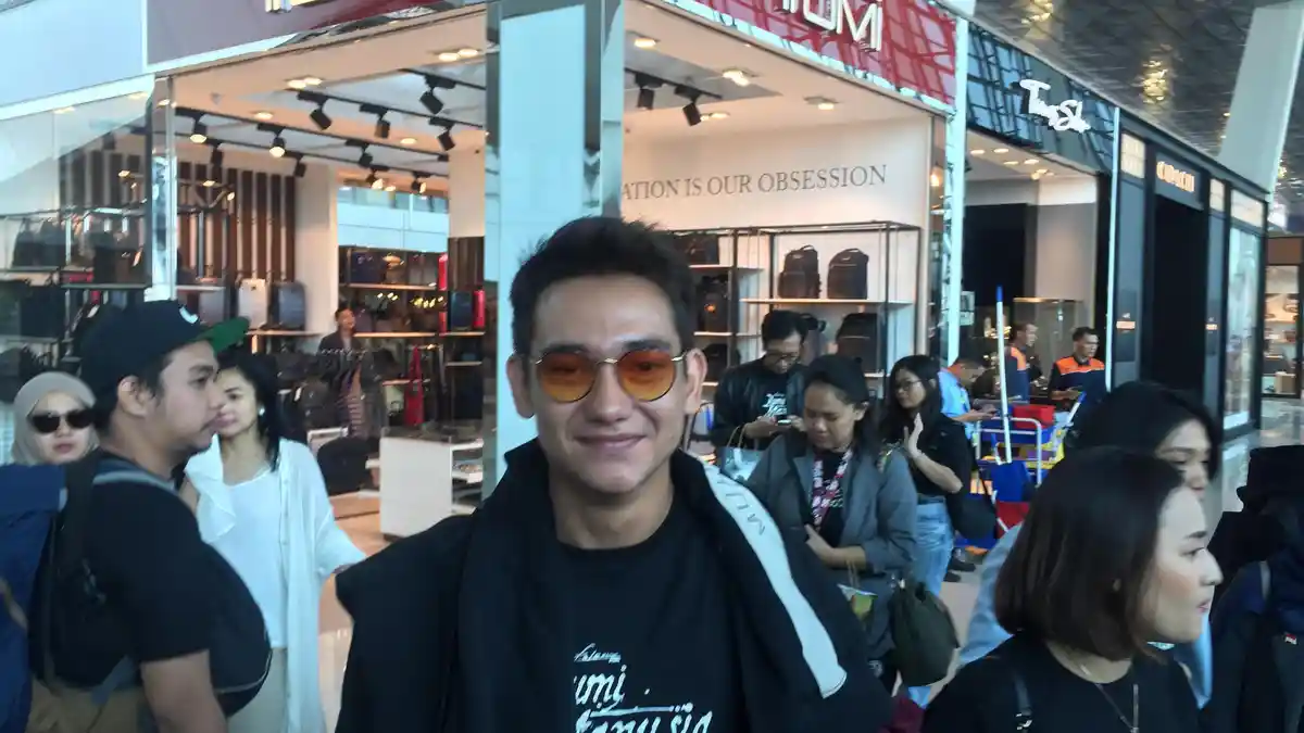 Terbang ke Surabaya untuk Hadiri Gala Premier, Iqbaal Ramadhan dan Adipati Dolken Ucap Syukur