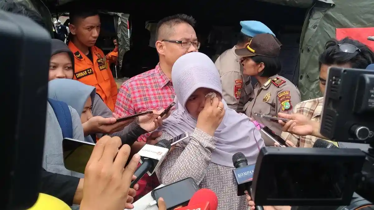 Siti Cari Jejak Suaminya dengan Tas Merah dan Jerigen Isi Rengginan