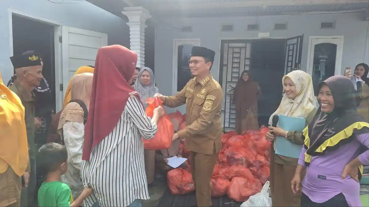 177 Warga Desa Kurau Barat Dapat Bantuan Sembako