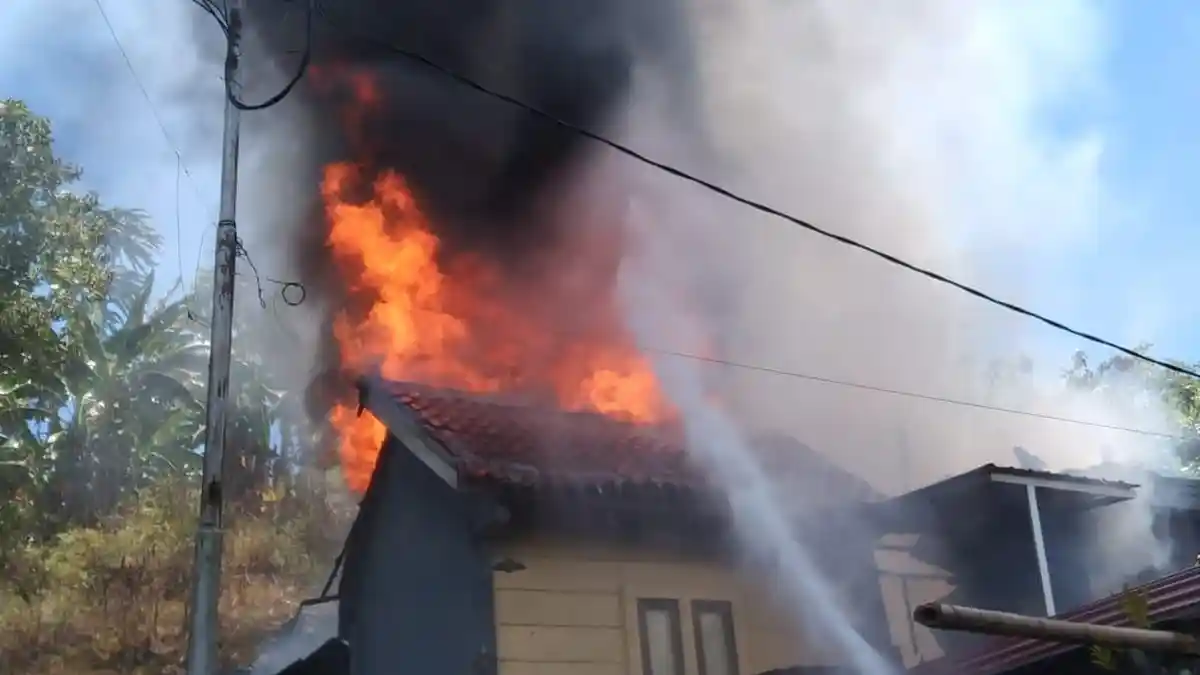 Rumah Mantan Sekda Sulbar Nur Alam Tahir, Api Diduga dari Ledakan Baterai Tenaga Surya
