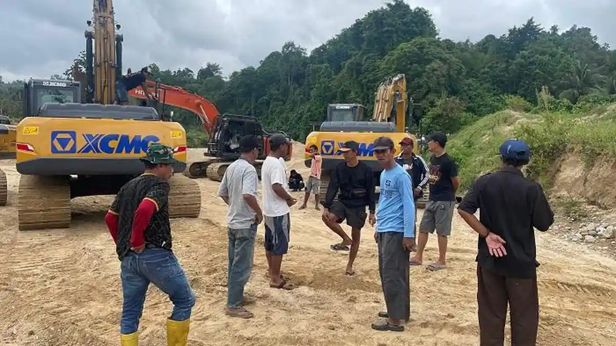 Desak Tambang Dikelola Secara Adil, Warga Kayuboko Parimo Tertibkan Alat Berat