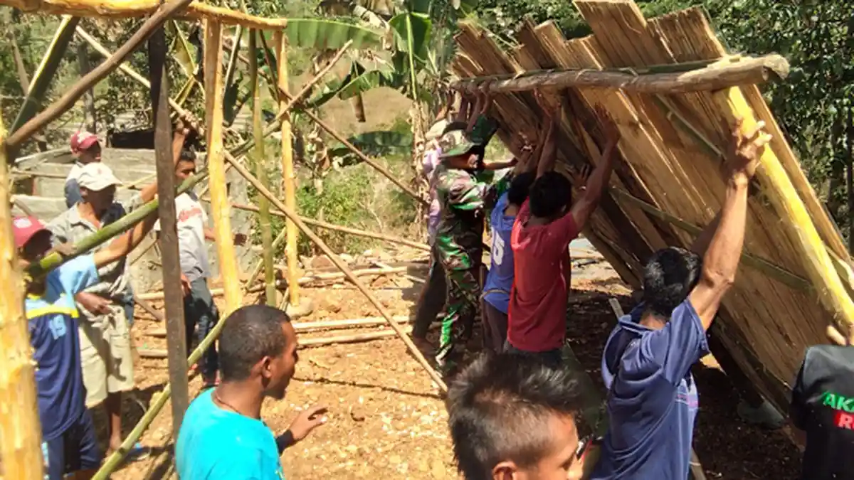 Rumah Terbakar, Ini yang Dilakukan Babinsa Wolomeze Bersama Warga