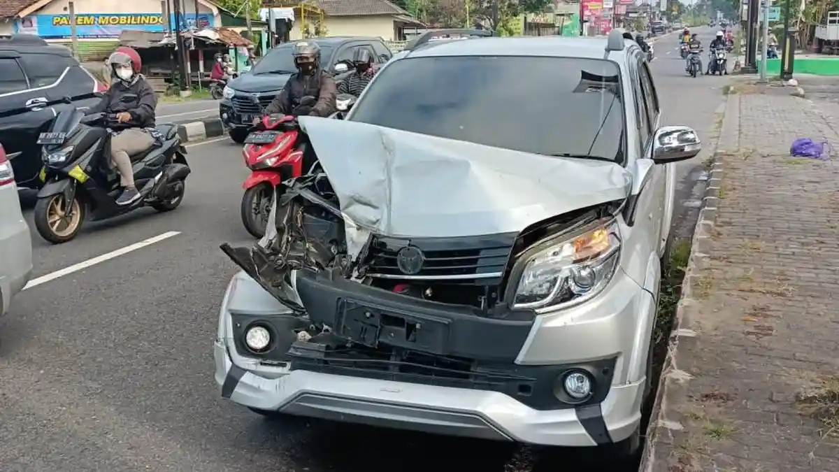 Kecelakaan di Jalan Magelang, Mobil Colt Terbalik dan Ringsek 