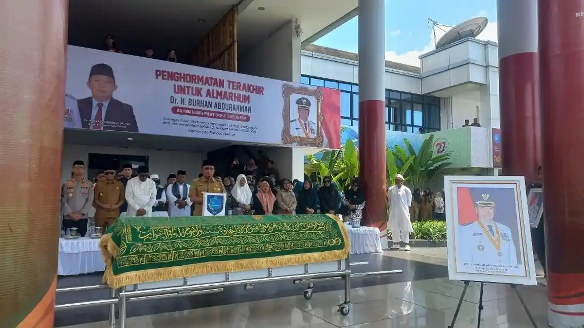 Jenazah Eks Wali Kota Hj Bur Dipulangkan ke Ternate, Tangis dan Doa Warga Iringi Pemakaman