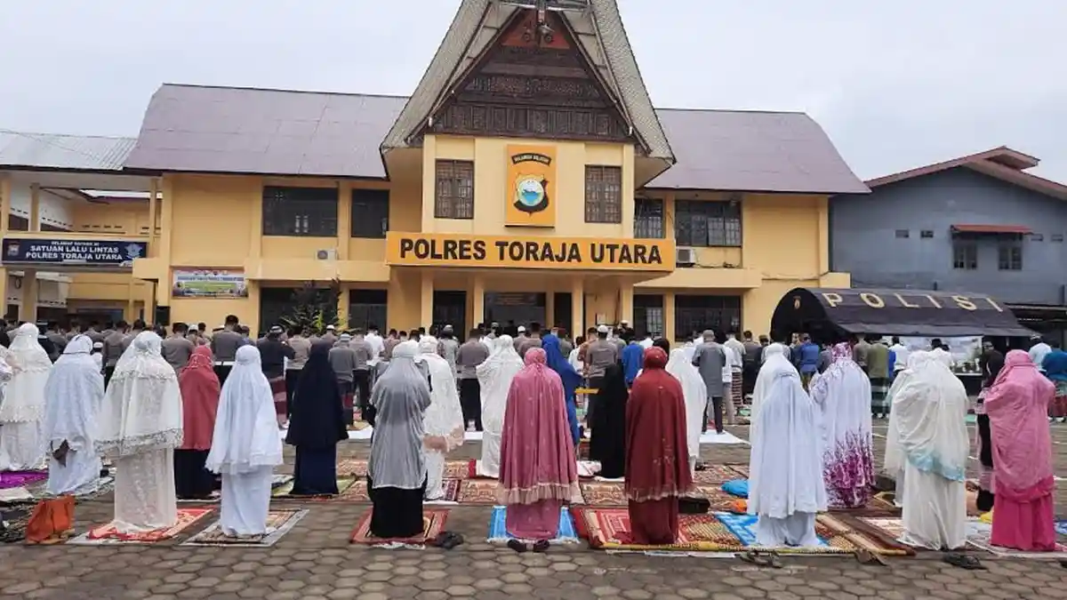 Polisi dan Warga Toraja Gelar Shalat Idul Adha di Halaman Mapolres Toraja Utara