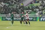 Pesepakbola-PSMS-Medan-saling-berebut-bola-dengan-pesepakbola-Garudayaksa-FC.jpg