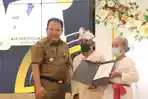 110 Pasutri di Jember Akhirnya Mendapatkan Akta Nikah, Beberapa Sudah Tua dan Punya Anak