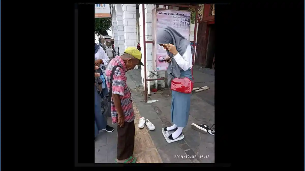 Cerita Kakek Renta Tukang Timbang Badan Keliling yang Bikin Trenyuh