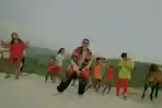 Juan-Reza-membawakan-lagu-Pusing-Pusing.jpg
