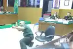 Kopda-Bazarsah-memperagakan-saat-ia-menembak-tiga-orang-polisi-sdfsds.jpg