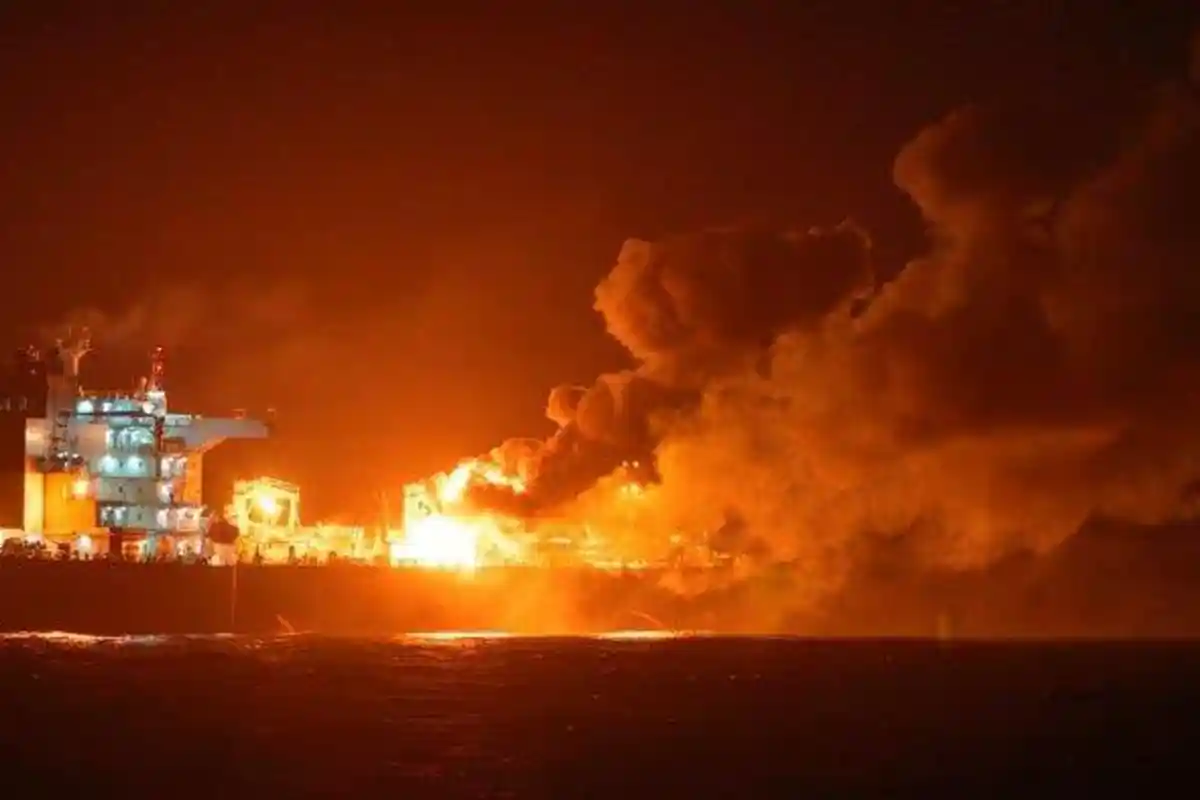 Penampakan Kapal Tanker Inggris Marlin Luanda Terbakar usai Dirudal Houthi, Api Sulit Dipadamkan