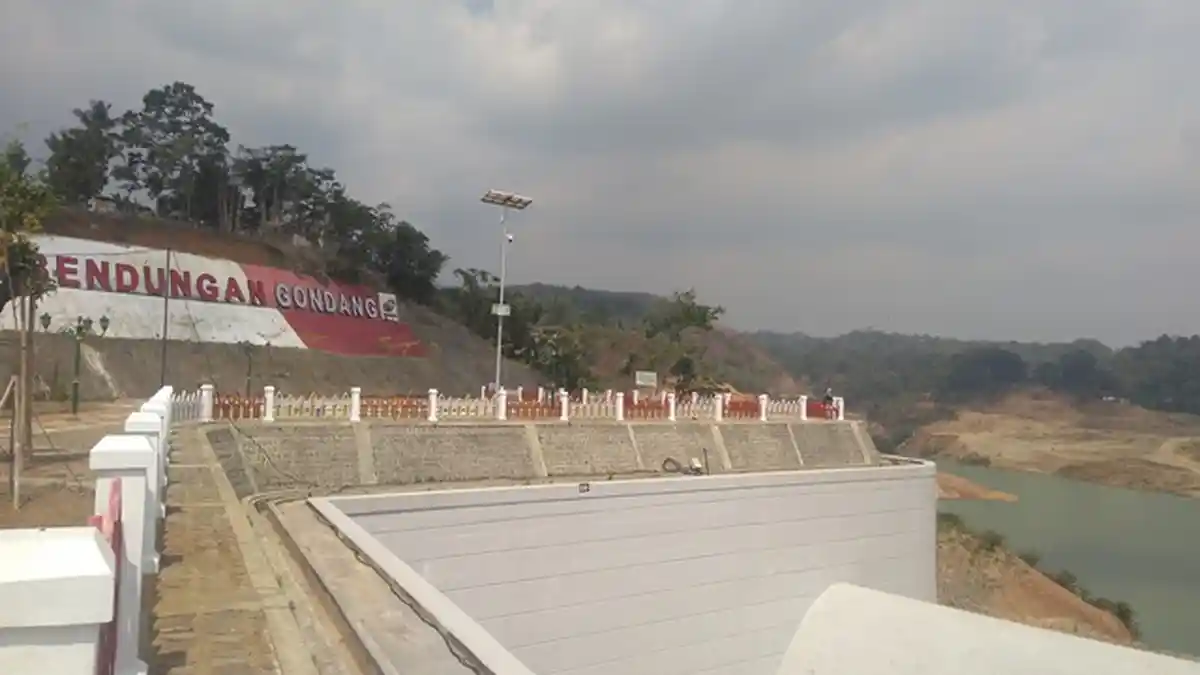 Warga Pasang Spanduk di Sepanjang Akses Menuju Bendungan Gondang Karanganyar