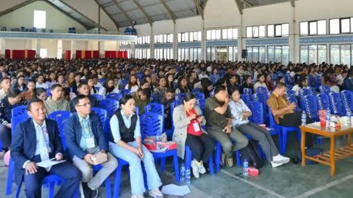 Warek 1 Unika Ruteng Singgung AI dalam Orasi Ilmiah dan Seminar Nasional bagi Calon wisudawan