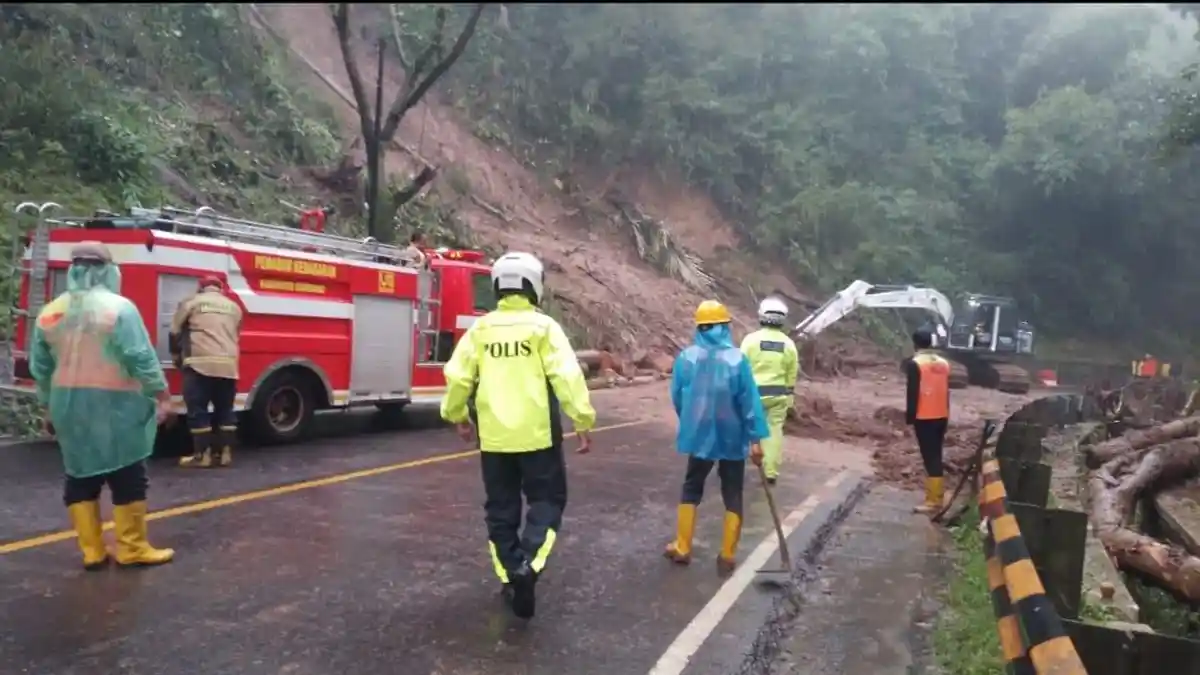 Mobil Damkar Bantu Singkirkan Material Longsor Susulan di Cadas Pangeran Sumedang