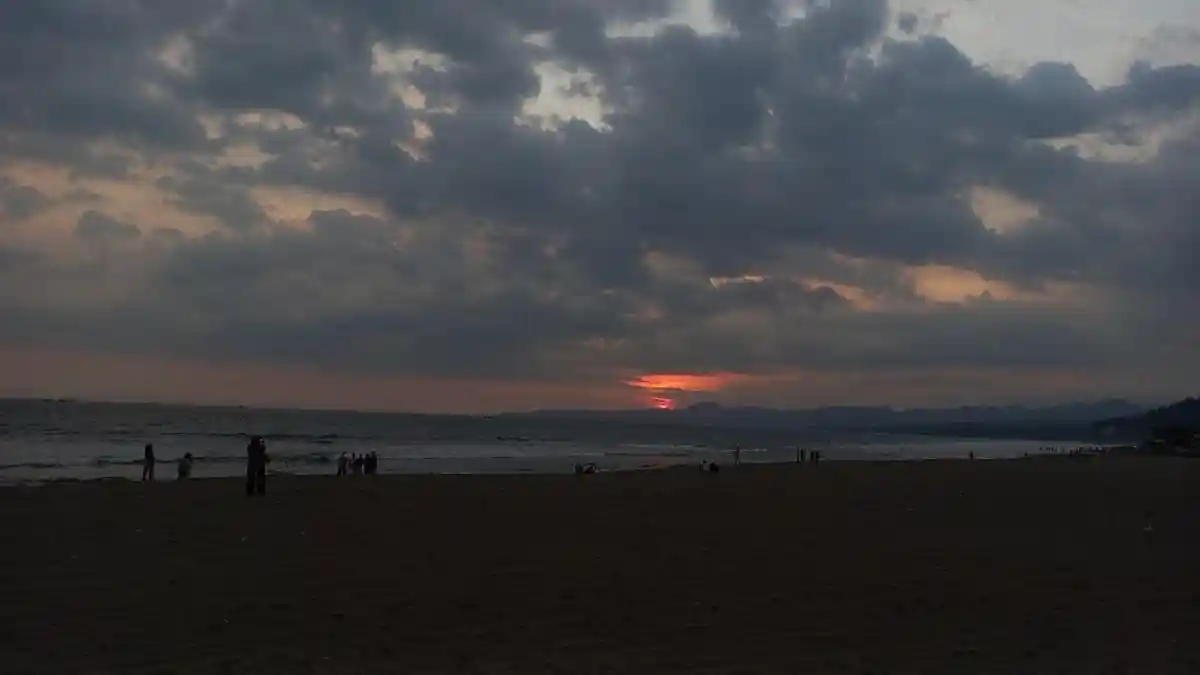 Diburu Wisatawan, Indahnya Matahari Terbenam di Pantai Muara Citepus Sukabumi