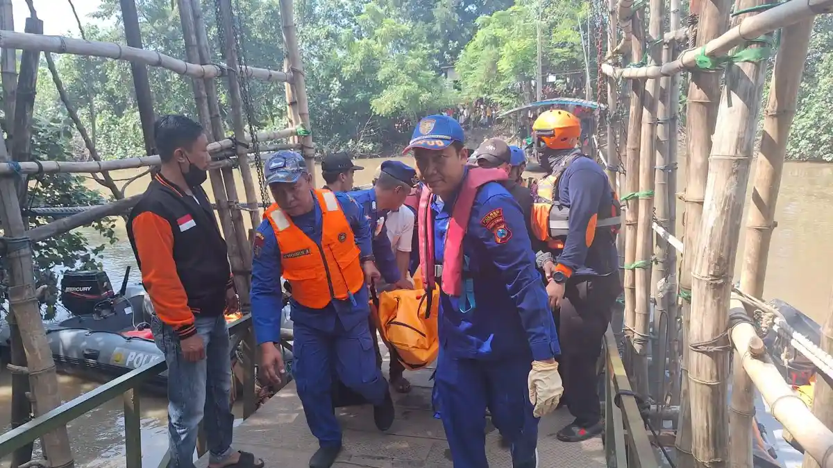 Jasad Bapak dan Anak yang Jatuh Tenggelam di Perahu Tambangan Kalimas Gresik Ditemukan