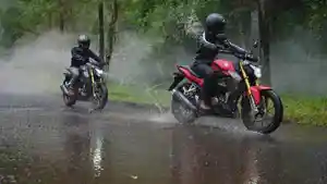berkendara-saat-hujan-1.jpg