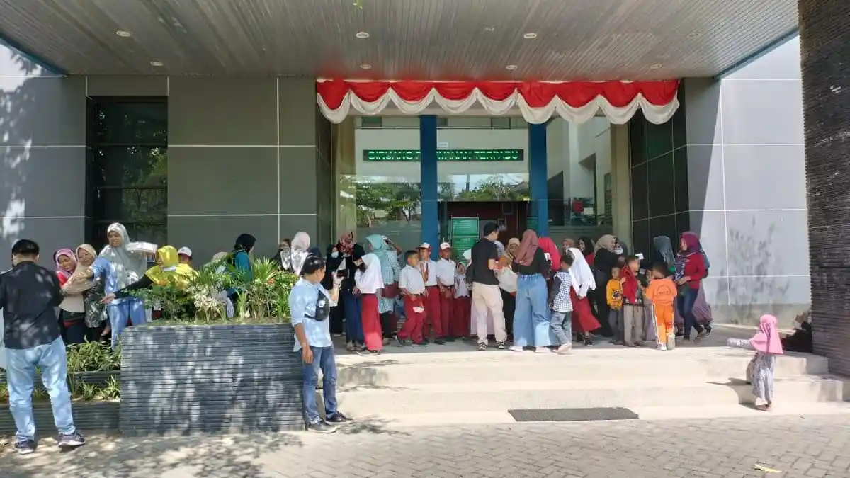 Tolak Sekolah Dimerger, Siswa SD dan Wali Murid Geruduk Kantor Bupati dan DPRD Bojonegoro