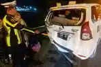 Petugas-PJR-mengevakuasi-kendaraan-yang-terlibat-kecelakaan-beruntun-di-jalan-Tol-Jombang.jpg