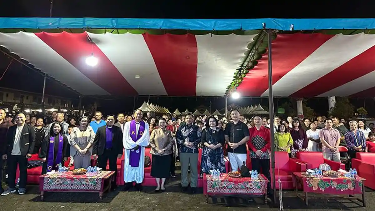 Bupati Karolin Membuka Ibadah KKR Ucapan Syukur HUT Pemda Landak