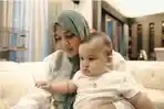 aurel-hermansyah-saat-mengasuh-anak-zaskia-sungkar-ukkasya-rabu-13102021.jpg