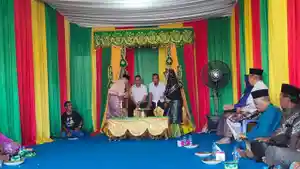 Bakal-paslon-Pilkada-Lingga-2024-dapat-tepung-tawar-sln.jpg