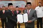 Wakil-Gubernur-Aceh-Fadhlullah-menyerahkan-SK-penunjukan-Alhudri-sebagai-Plt-Sekda-Aceh.jpg