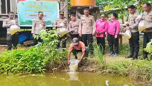 Warga-pemilik-kolam-ikan-nila-saat-melepas-bibit-ikan-nila.jpg