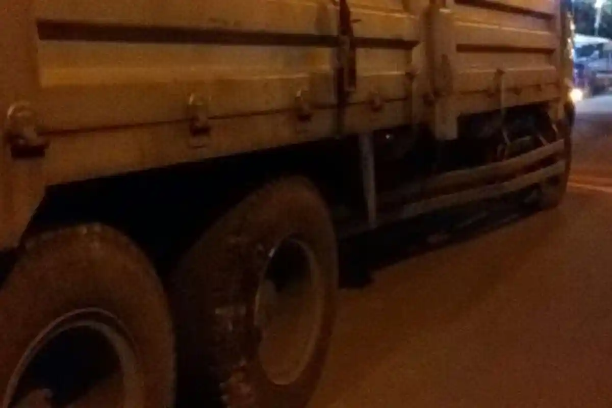 Trailler Tabrak Bagian Samping Tanki Tronton di Tebo, Minyak Sawit Mentah Berceceran di Jalan