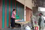 Pedagang Pasar Mbongawani Kucing-kucingan Dengan Sat Pol PP Ende