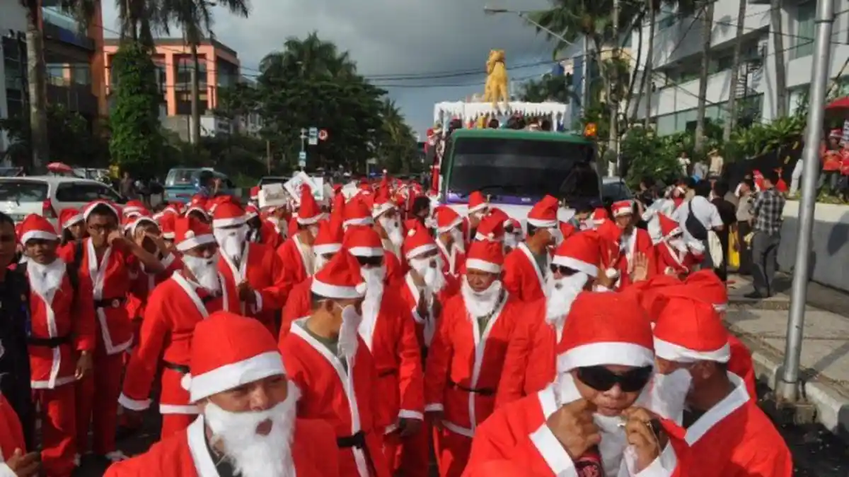 Simak Yuk Tradisi Unik Perayaan Natal di Nusantara, Dari Dentuman Meriam Bambu Hingga Wayang Kulit