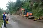 Petugas-melakukan-evakuasi-material-tebing-longsor-di-jalan-raya-Dusun-Kambengan-Pacet.jpg