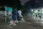 Pengendara-mendorong-motornya-akibat-mogok-setelah-menerobos-banjir-Minggu-392023.jpg