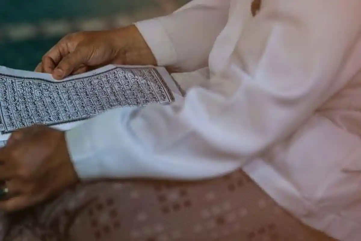 Tangis Tukang Tambal Ban saat Baca Al-Quran Masuk Pengeras Suara Masjid, Sempat Bikin Kaget Warga