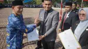 Bupati-Aceh-Barat-Daya-Abdya-Safaruddin-menyerahkan-SK-kepada-PPPK-Paruh-Waktu.jpg