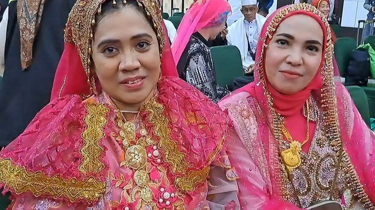 Haji Makassar Kenakan Mispa dan Perhiasan, Baju Disiapkan dari Rumah, Bersolek di Pesawat