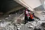 Petugas-lakukan-evakuasi-di-area-bangunan-Pondok-Pesantren-Al-Khoziny-yang-ambruk.jpg