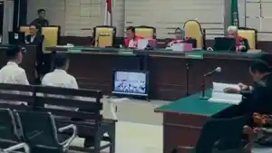 Kades-Tanggung-Suyahman-dan-bendahara-Joko-Endarto-saat-sidang-tuntutan-Selasa-1442026.jpg