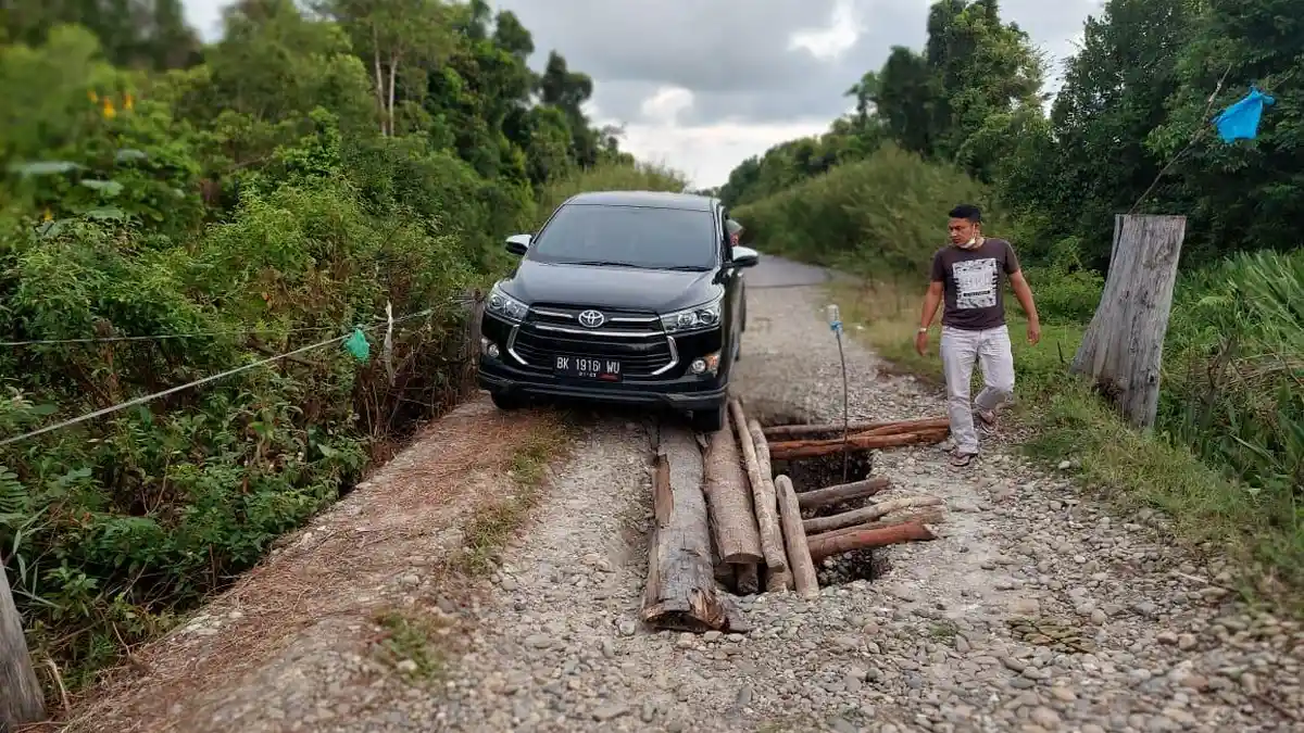Waspada, Jalan Kuala Baru-Buluseuma Rusak dan Amblas
