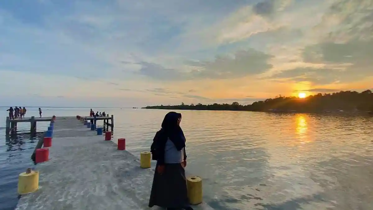 Menikmati Indahnya Sunset dari Dermaga Pinolantungan 