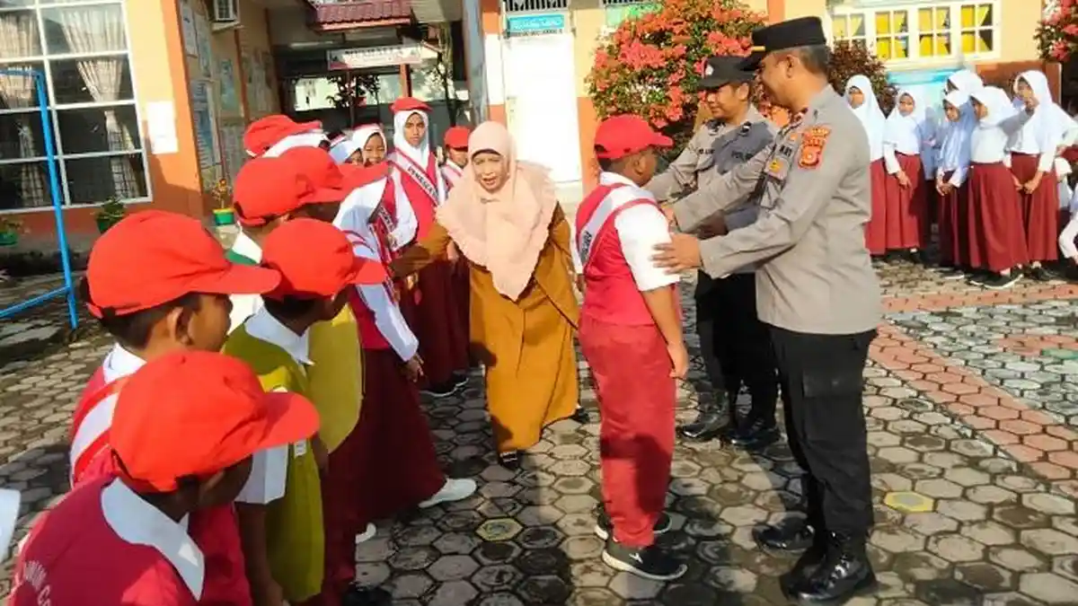 Polsek Bandar Baru Pijay Edukasi Murid SDN 1, Ajarkan Nilai Budi Pekerti Tinggi