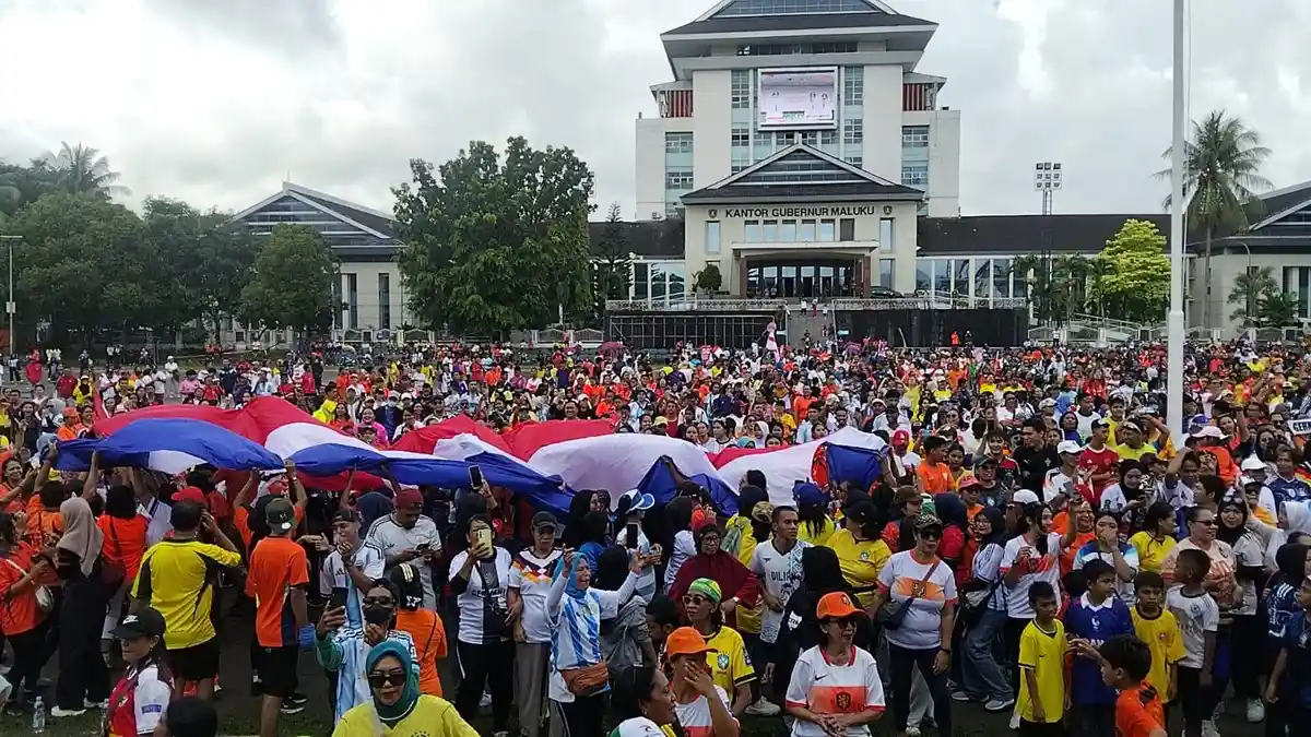 Bendera Belanda Terbentang di Tengah Colour Fun Walk dan Konvoi Damai Piala Dunia 2026 di Ambon
