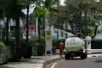 Merawat Tanaman di Taman Vanda Kota Bandung