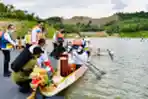 Presiden Jokowi Dayung Perahu Naga di Bendungan Ladongi
