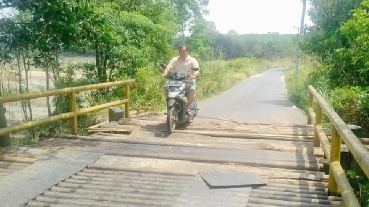 Lantai Besi 2 Jembatan Patah di Muratara, Sejumlah Kendaraan Terperosok