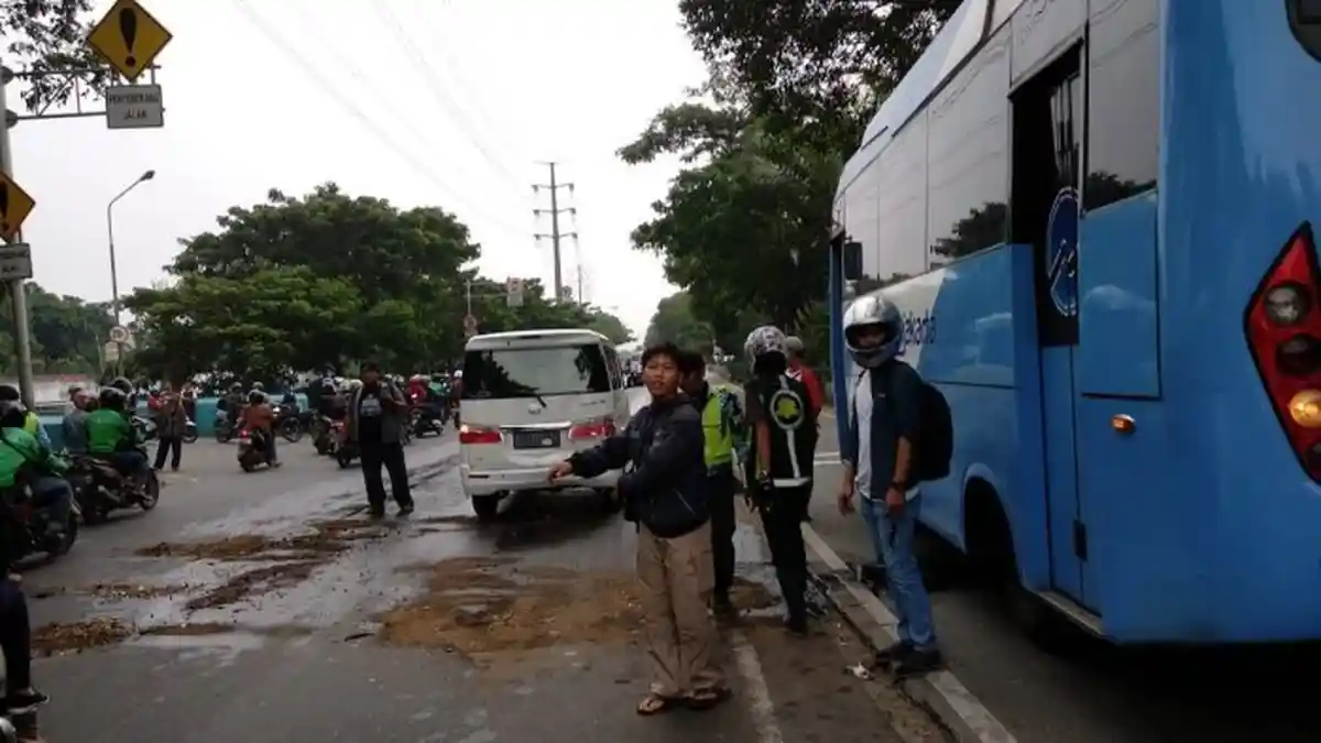 Ceceran Oli dari Bus Transjakarta Bikin Jalan Daan Mogot Licin
