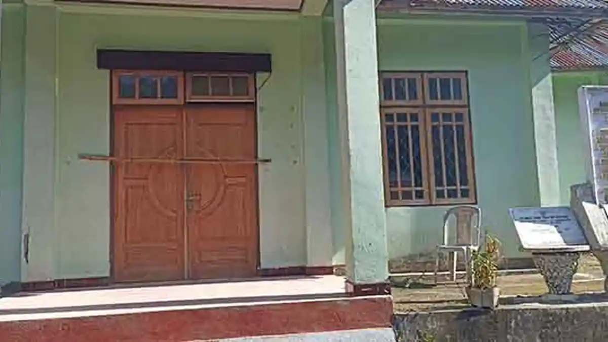 Kantor Desa Kewaelaga Lamawato Adonara Timur Disegel Warga