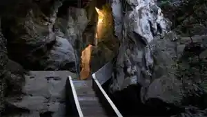 Gua-batu-cermin-di-Manggarai-Barat.jpg