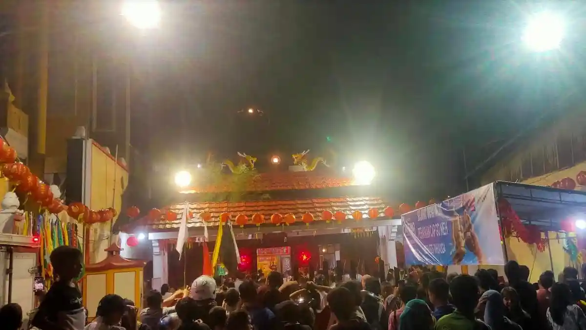 Tak Sabar Menunggu Barongsai, Warga Gorontalo Ramai-ramai ke Kelenteng di Malam Jelang Cap Go Meh